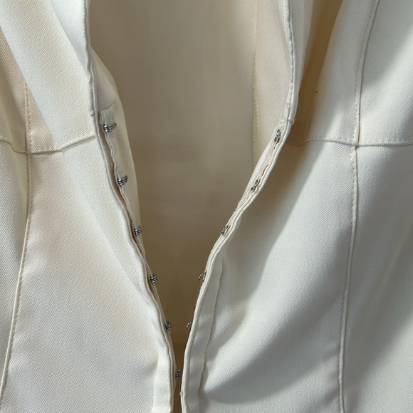 Pale yellow blazer with hook closure, size 9, dry clean only, flared sleeves - Picture 3 of 7